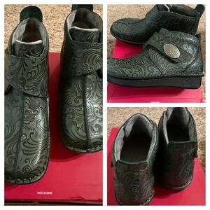 💚 Alegria by PG Lite Pine Green Comfort Shoes 💚.  $32! Retails for $145!